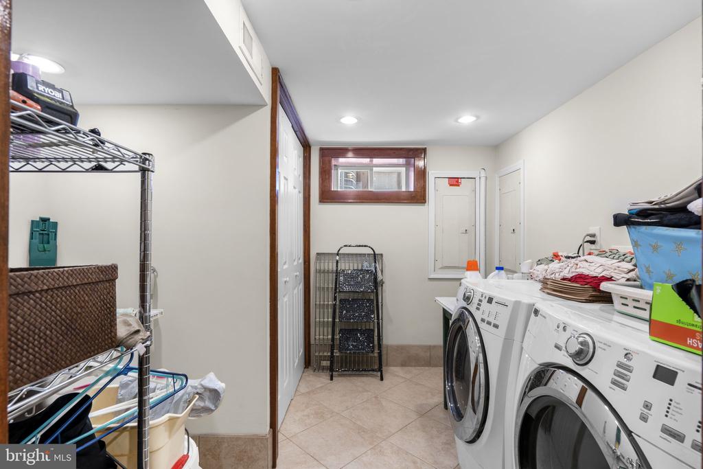 123 E WALNUT STREET