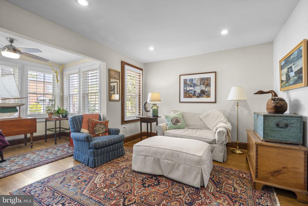 123 E WALNUT STREET