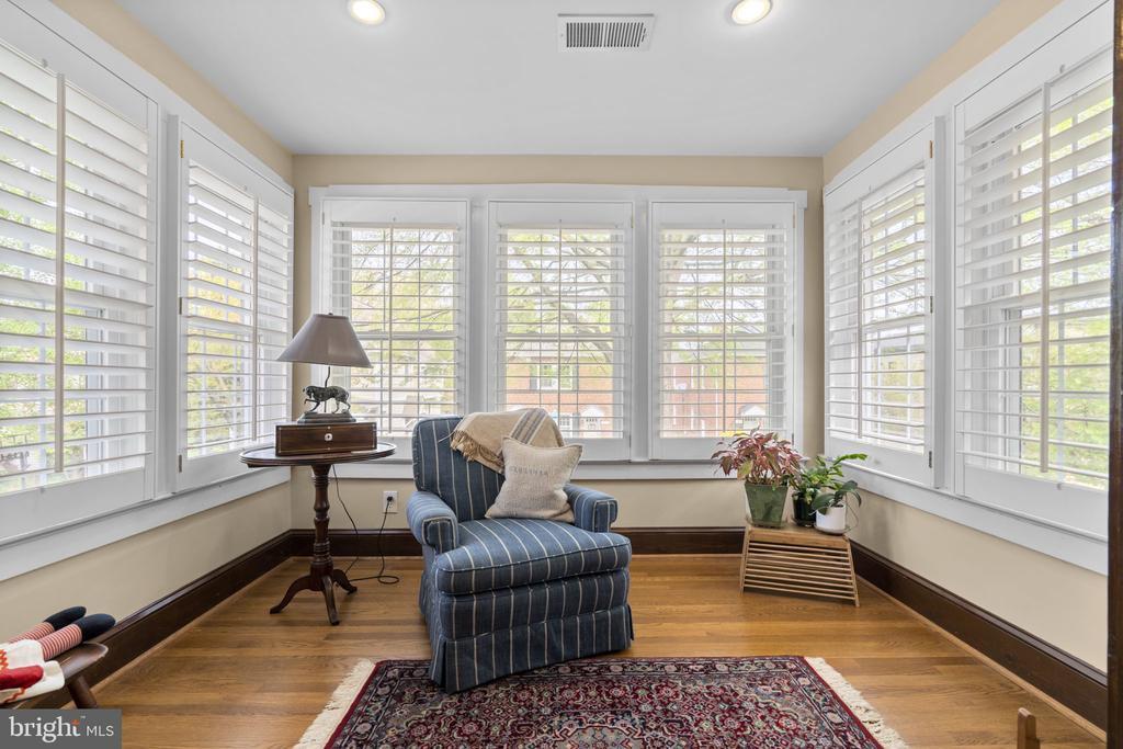 123 E WALNUT STREET