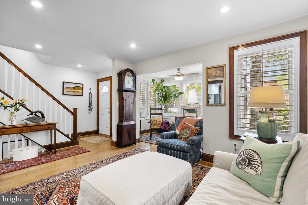 123 E WALNUT STREET