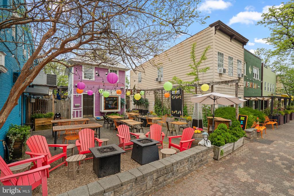 123 E WALNUT STREET
