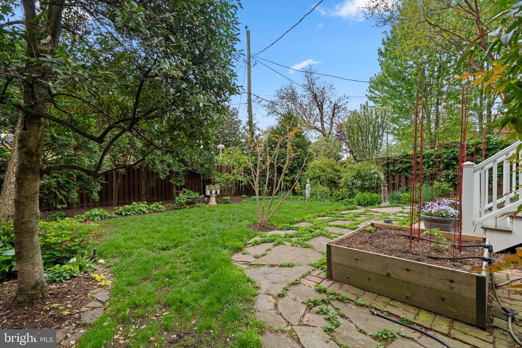 123 E WALNUT STREET