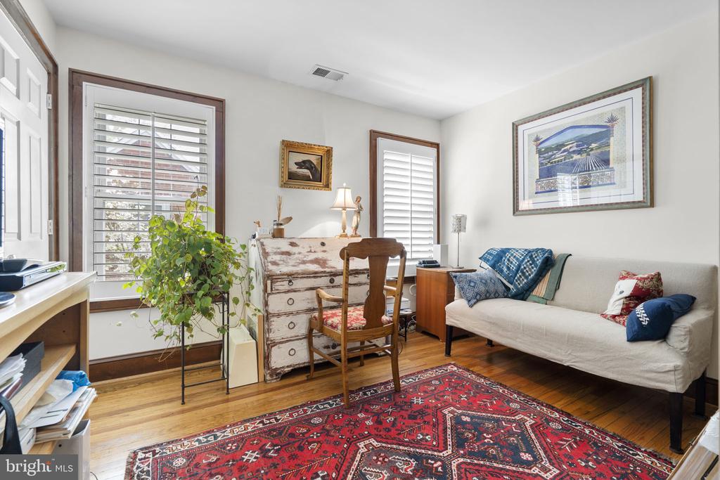 123 E WALNUT STREET
