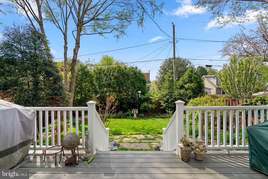 123 E WALNUT STREET