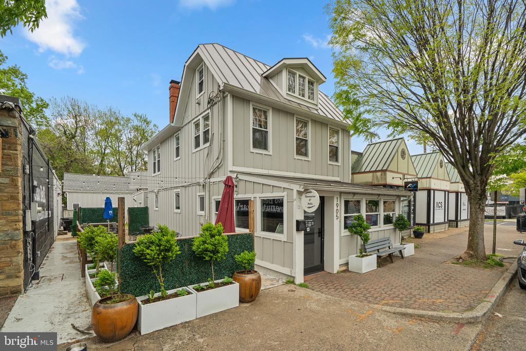 123 E WALNUT STREET