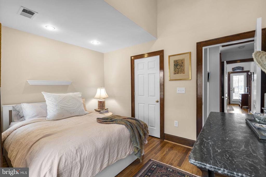 123 E WALNUT STREET