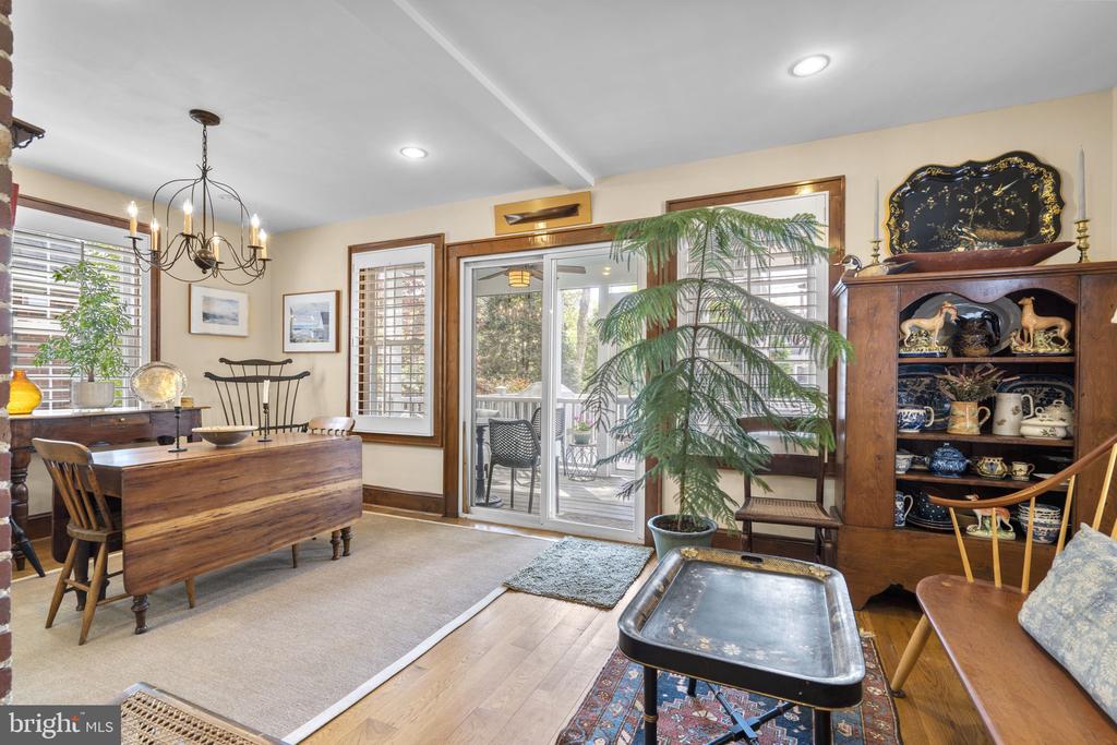 123 E WALNUT STREET
