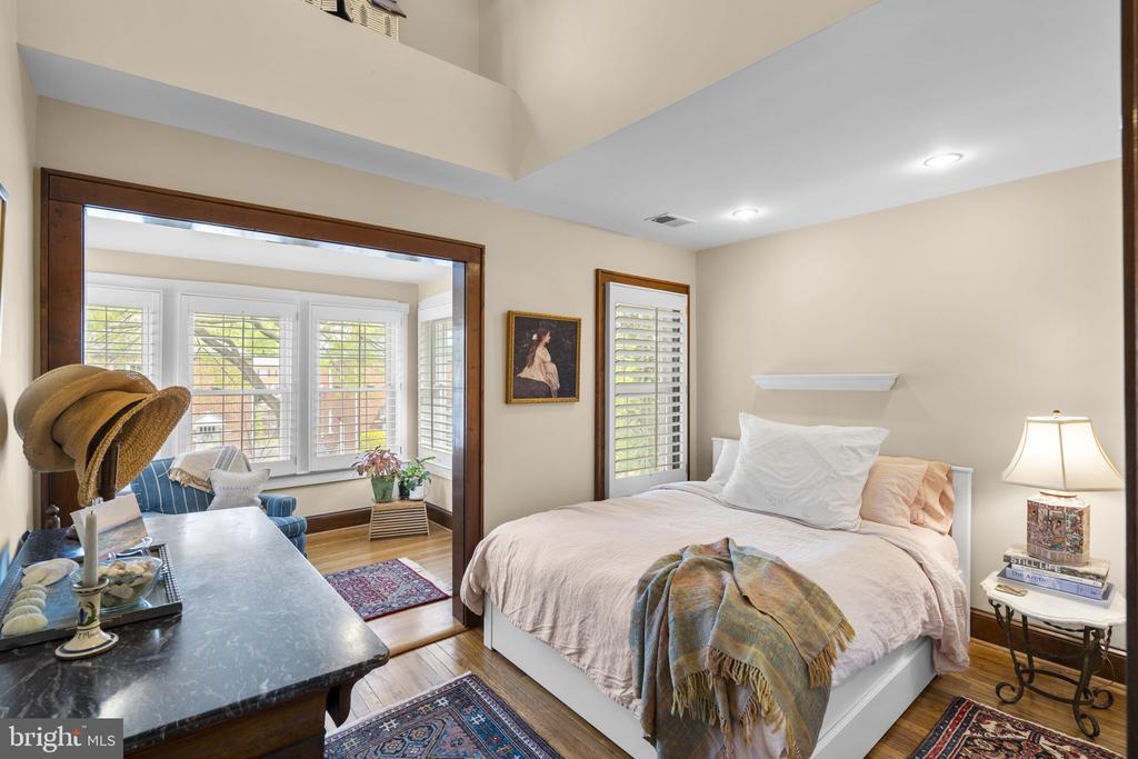 123 E WALNUT STREET