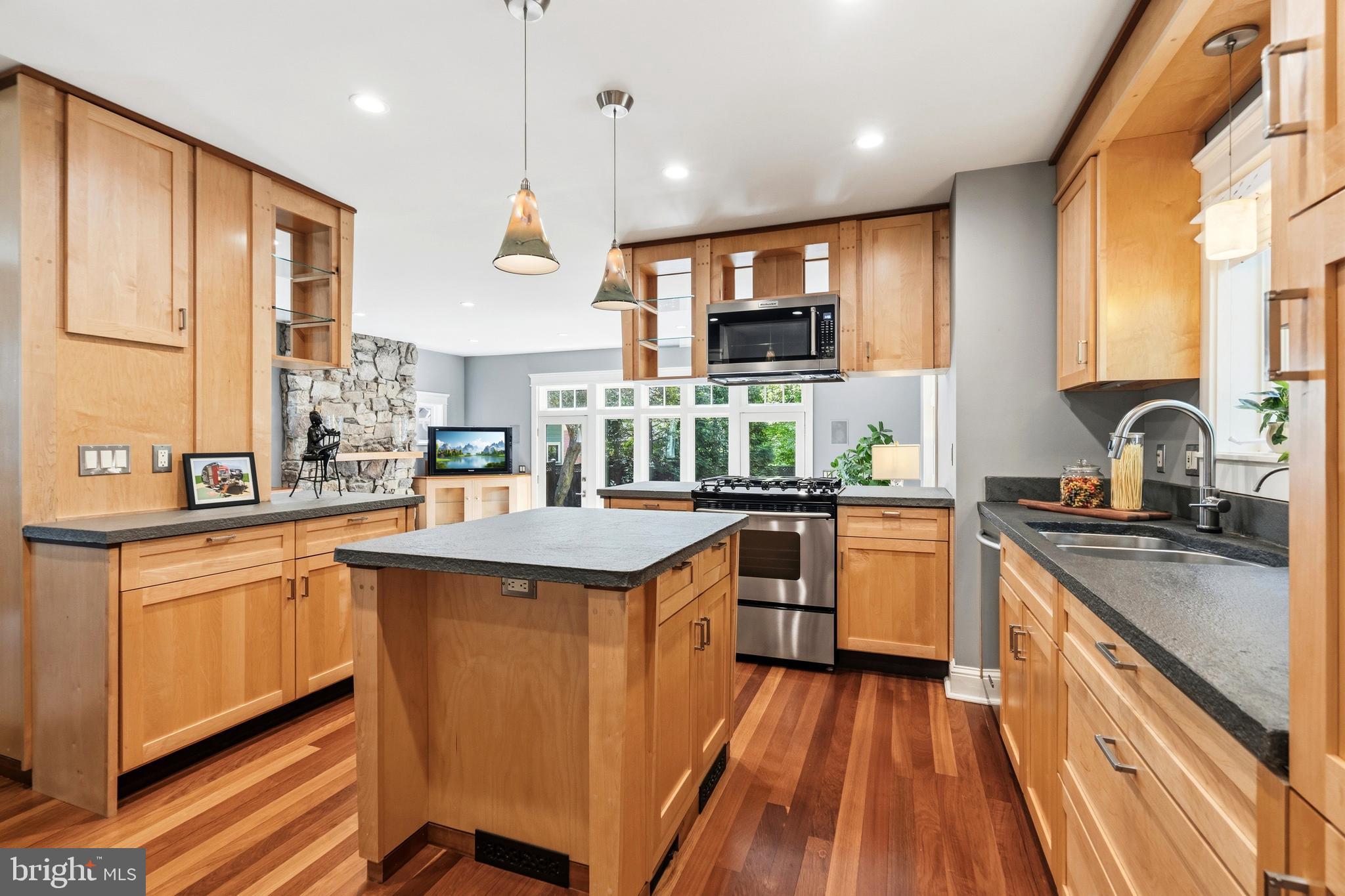 7 E WALNUT STREET