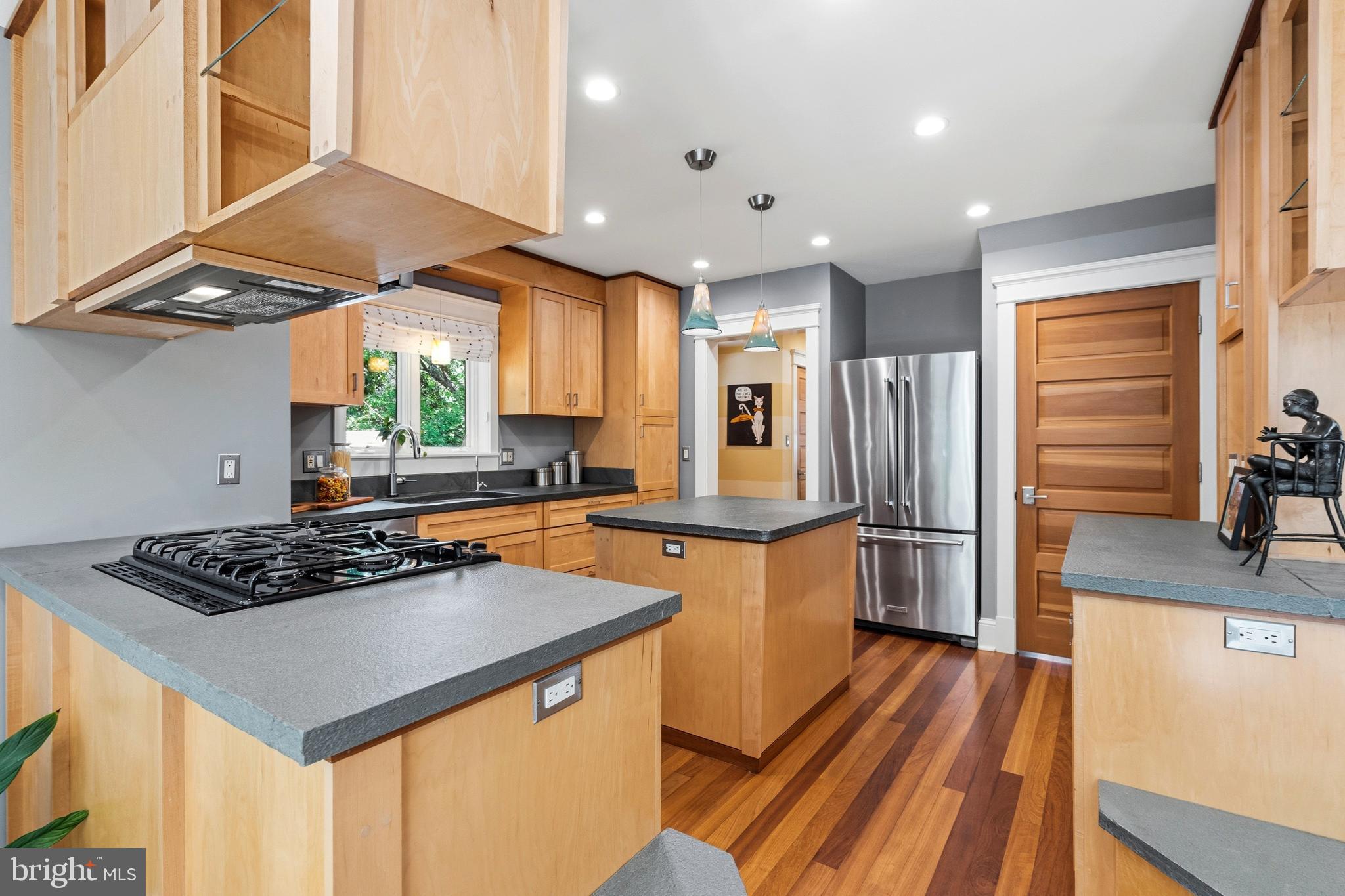7 E WALNUT STREET