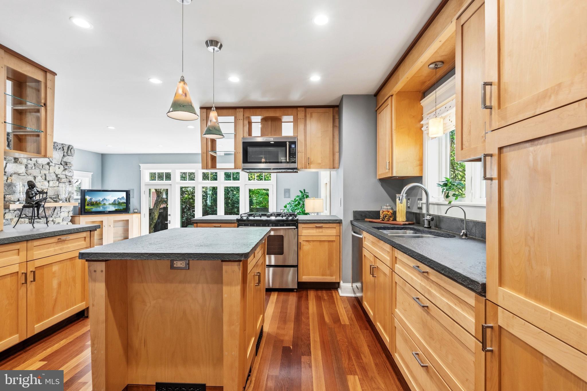 7 E WALNUT STREET