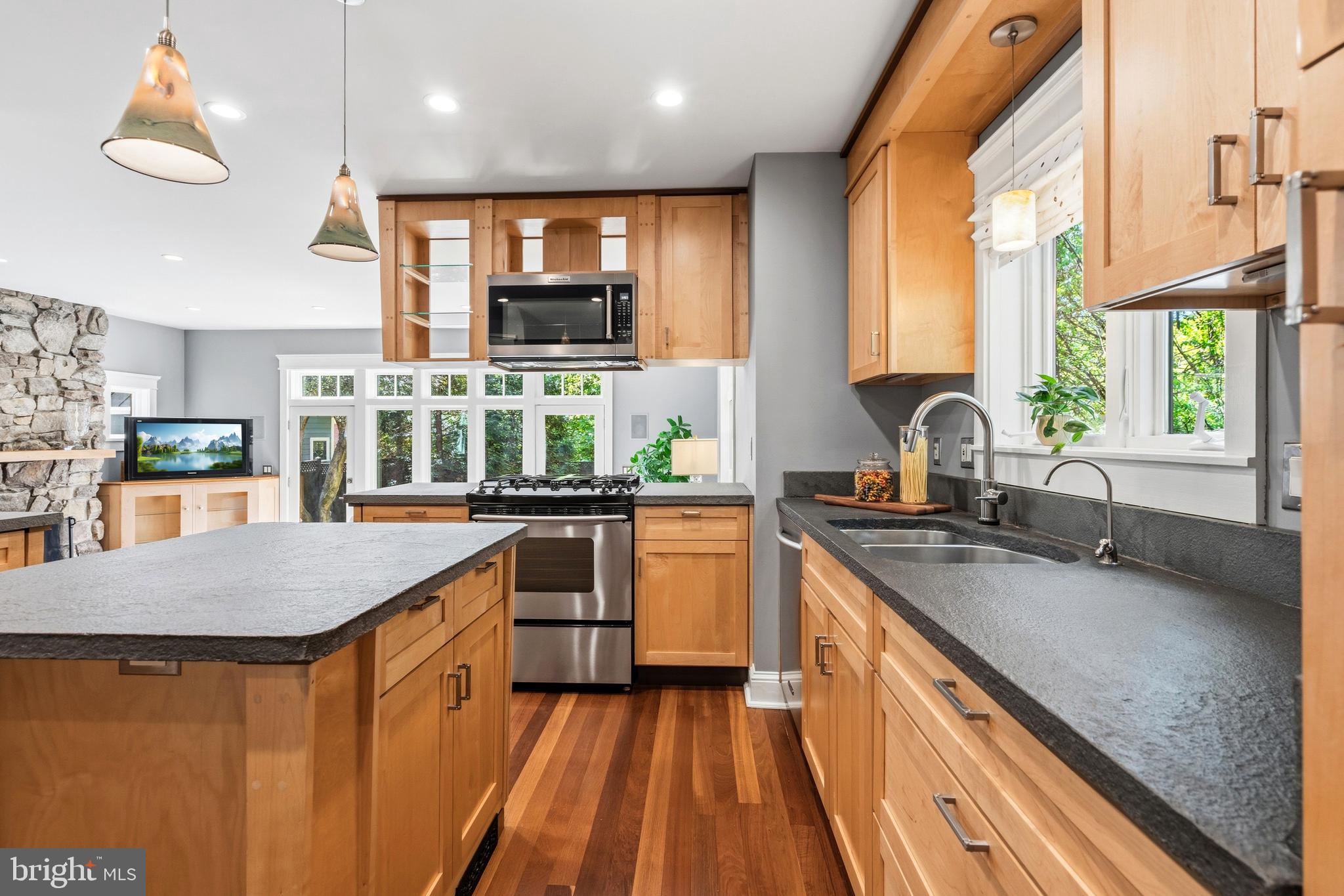 7 E WALNUT STREET
