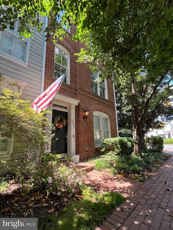 301 S HENRY STREET