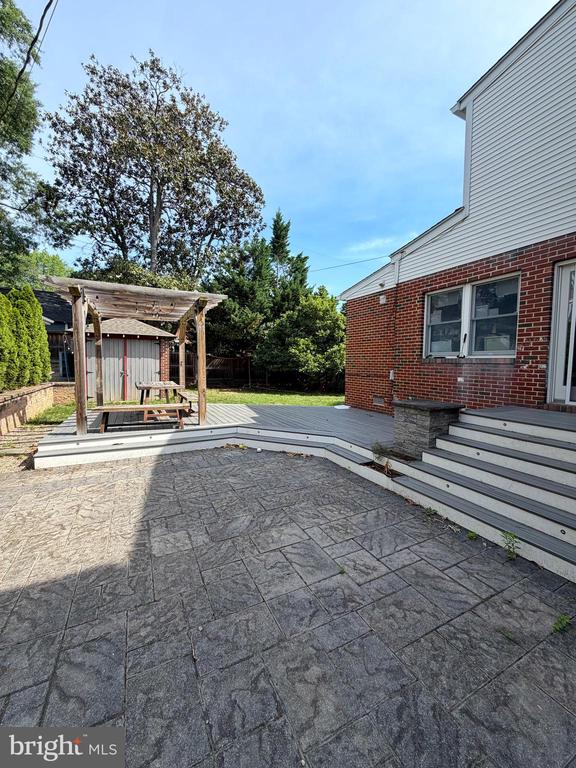 109 W MAPLE STREET