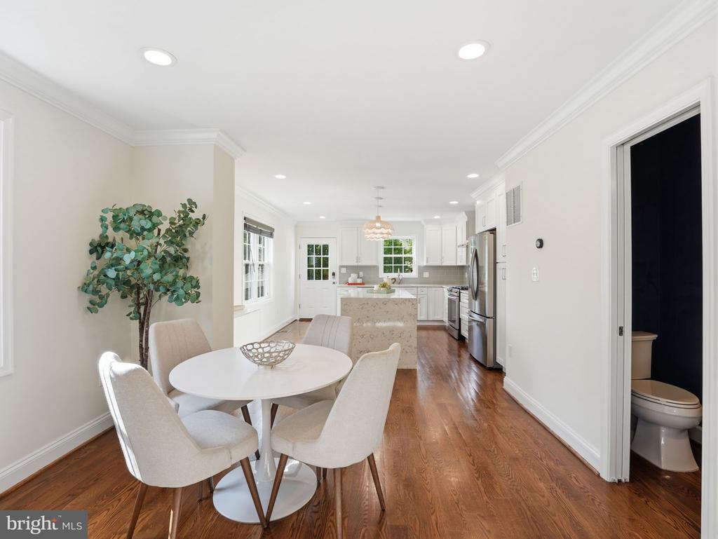 102 E HOWELL AVENUE