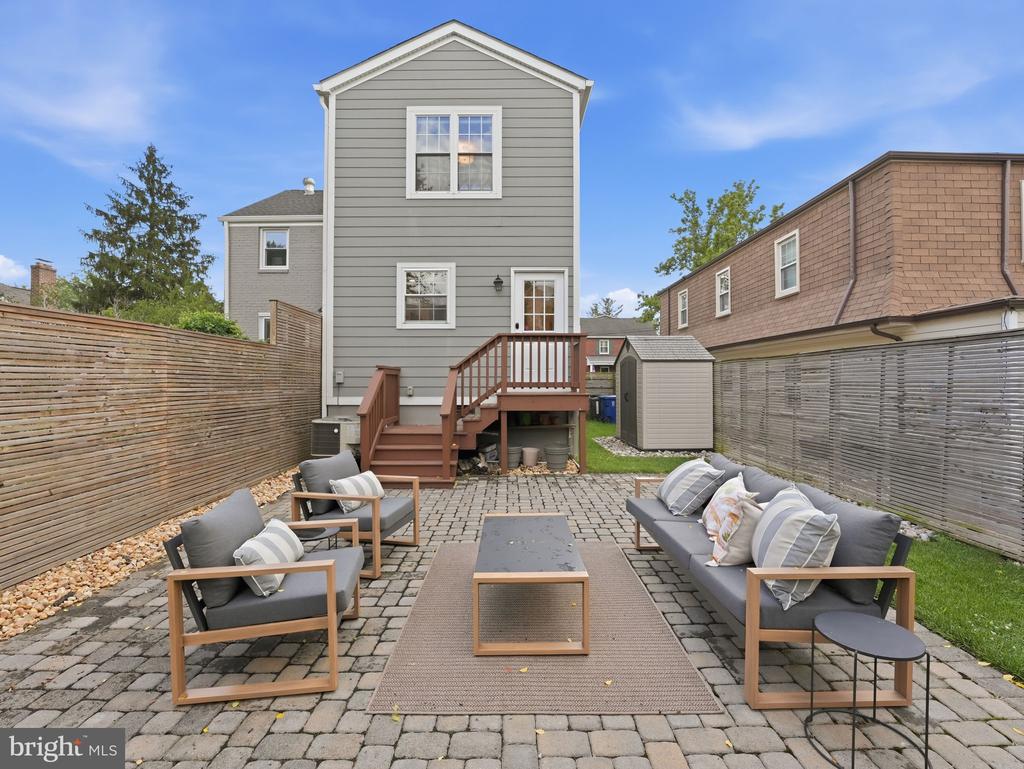 102 E HOWELL AVENUE