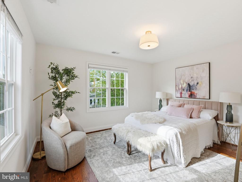102 E HOWELL AVENUE