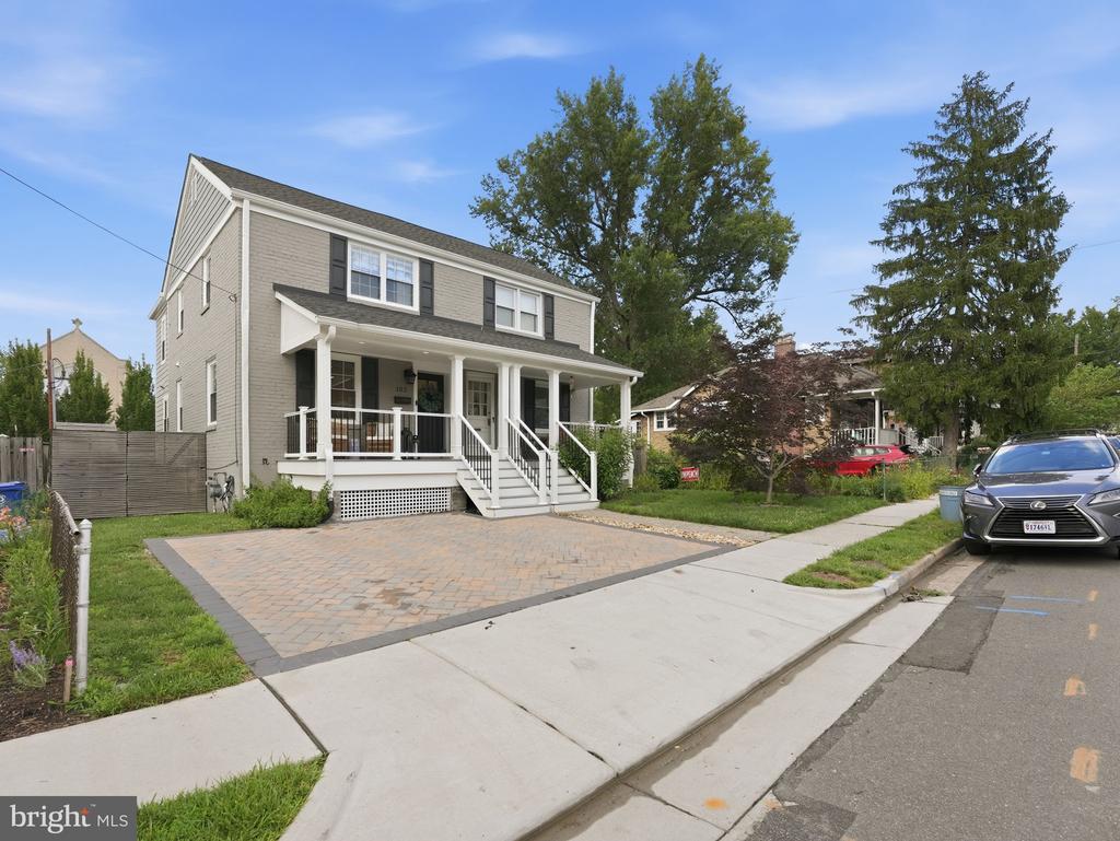 102 E HOWELL AVENUE