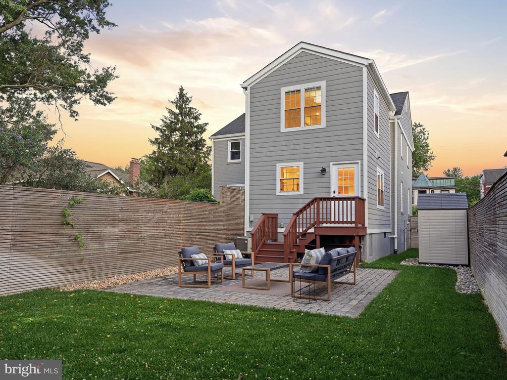 102 E HOWELL AVENUE