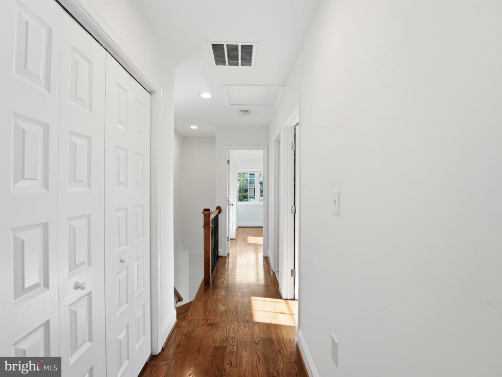 102 E HOWELL AVENUE