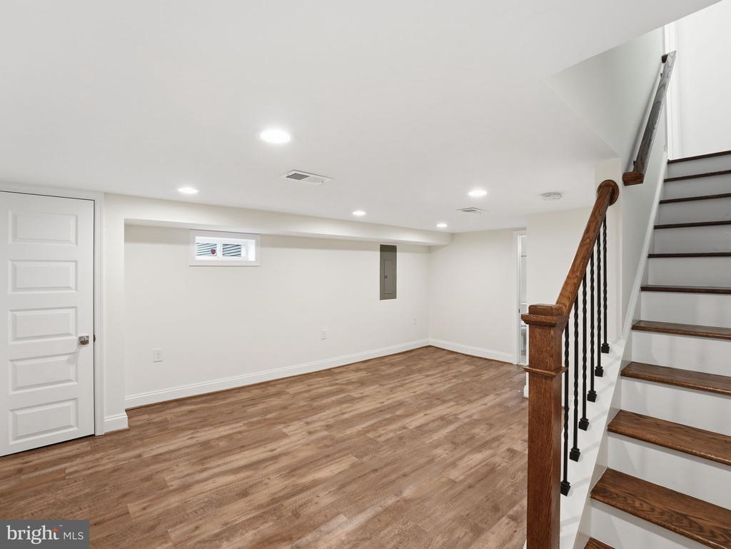 102 E HOWELL AVENUE