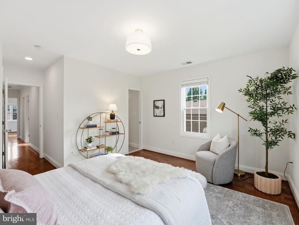102 E HOWELL AVENUE