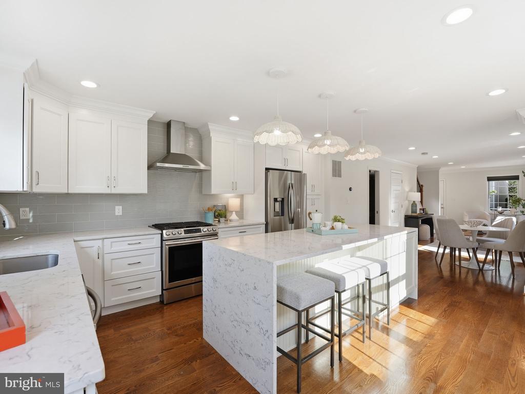 102 E HOWELL AVENUE