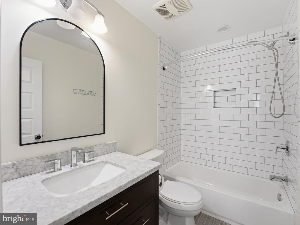 102 E HOWELL AVENUE