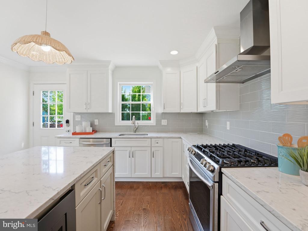 102 E HOWELL AVENUE