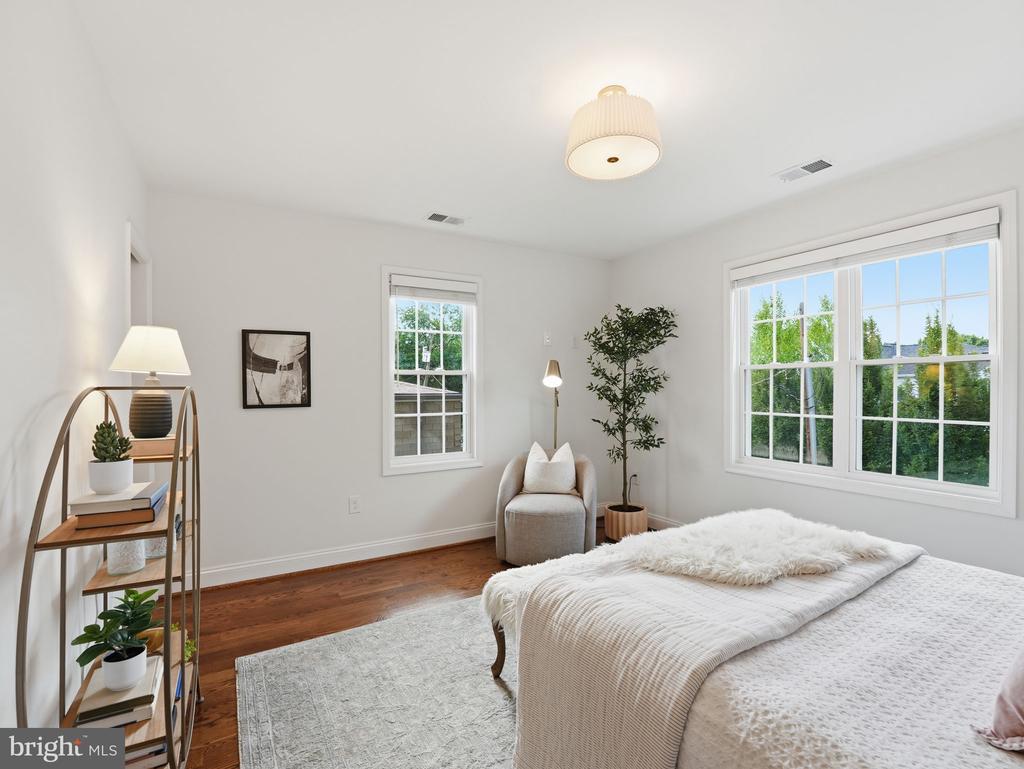 102 E HOWELL AVENUE