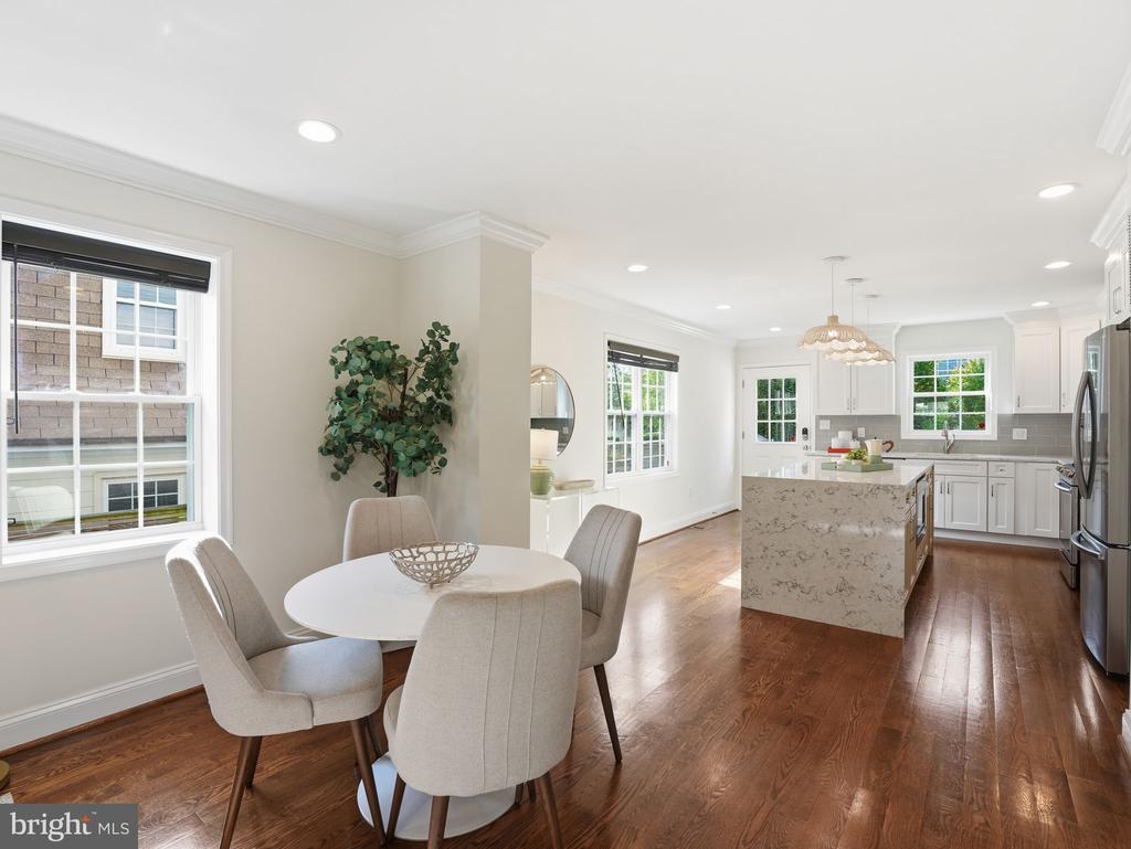 102 E HOWELL AVENUE