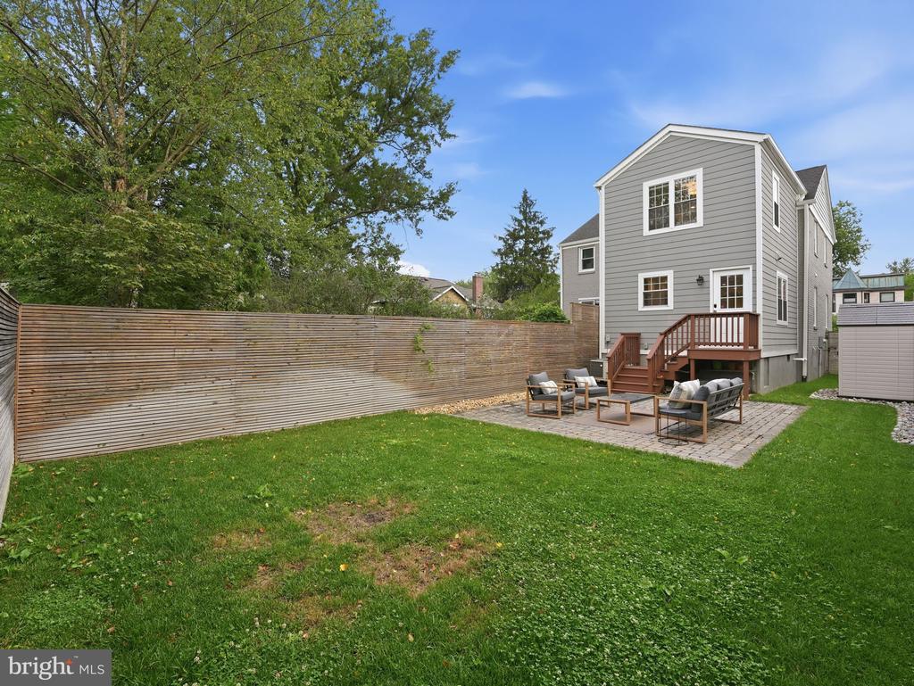 102 E HOWELL AVENUE