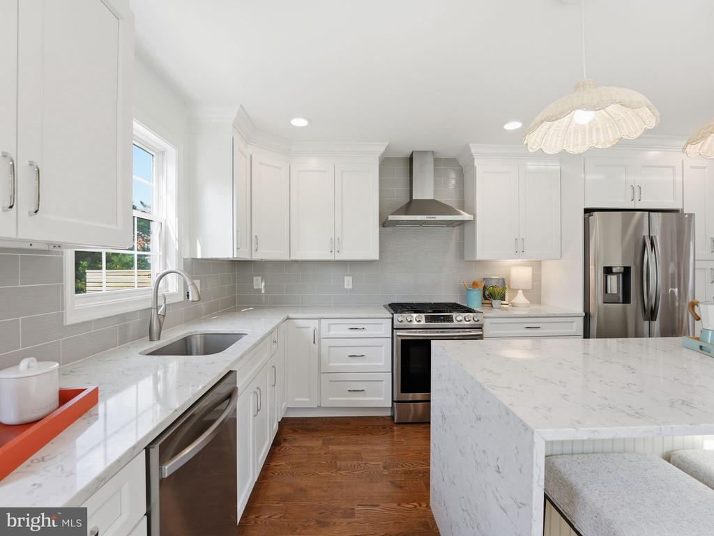 102 E HOWELL AVENUE