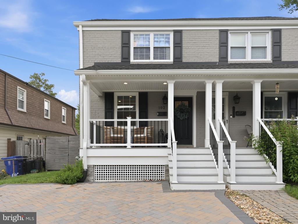 102 E HOWELL AVENUE