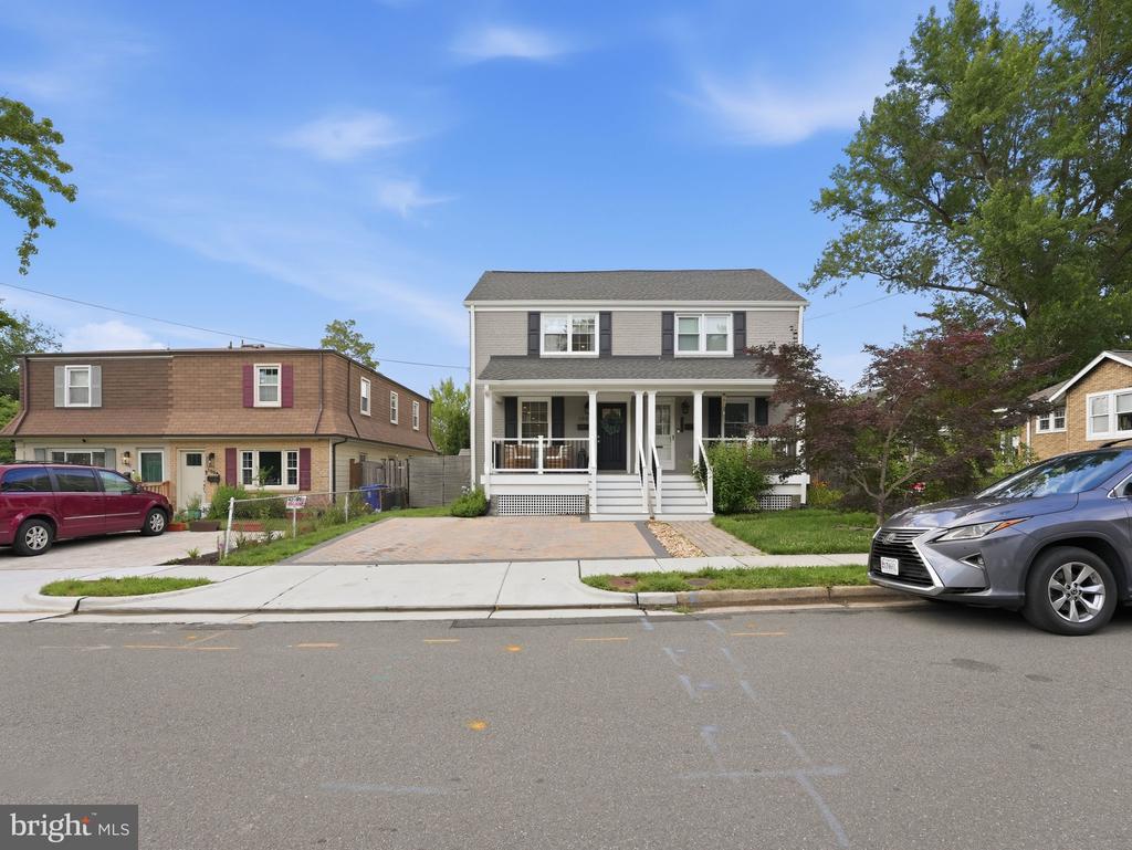 102 E HOWELL AVENUE