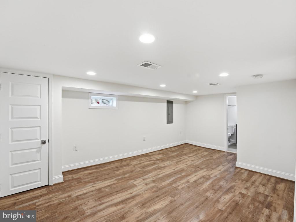 102 E HOWELL AVENUE