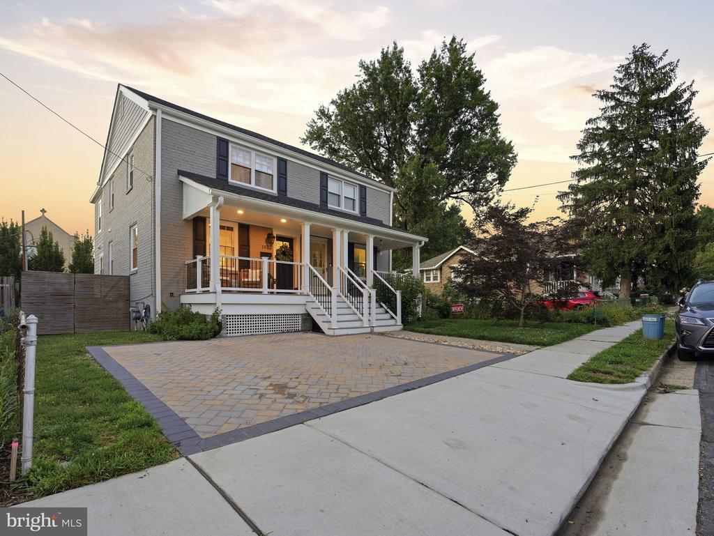 102 E HOWELL AVENUE