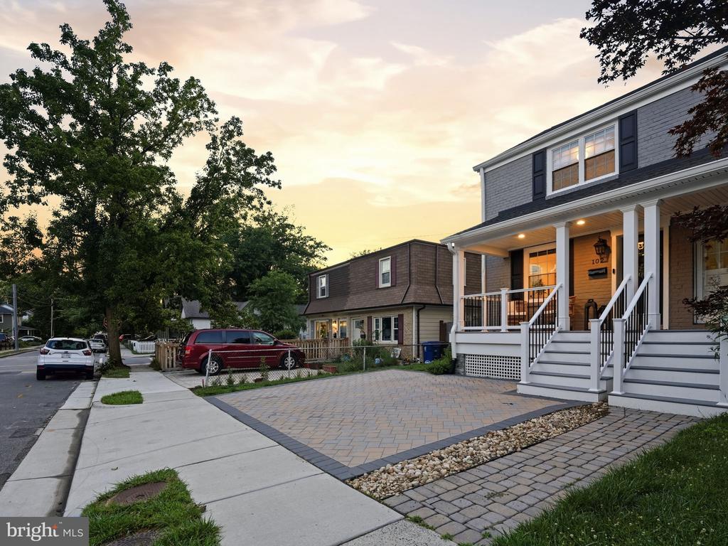 102 E HOWELL AVENUE