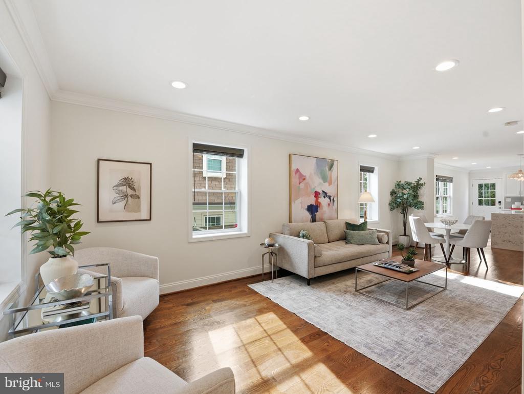 102 E HOWELL AVENUE