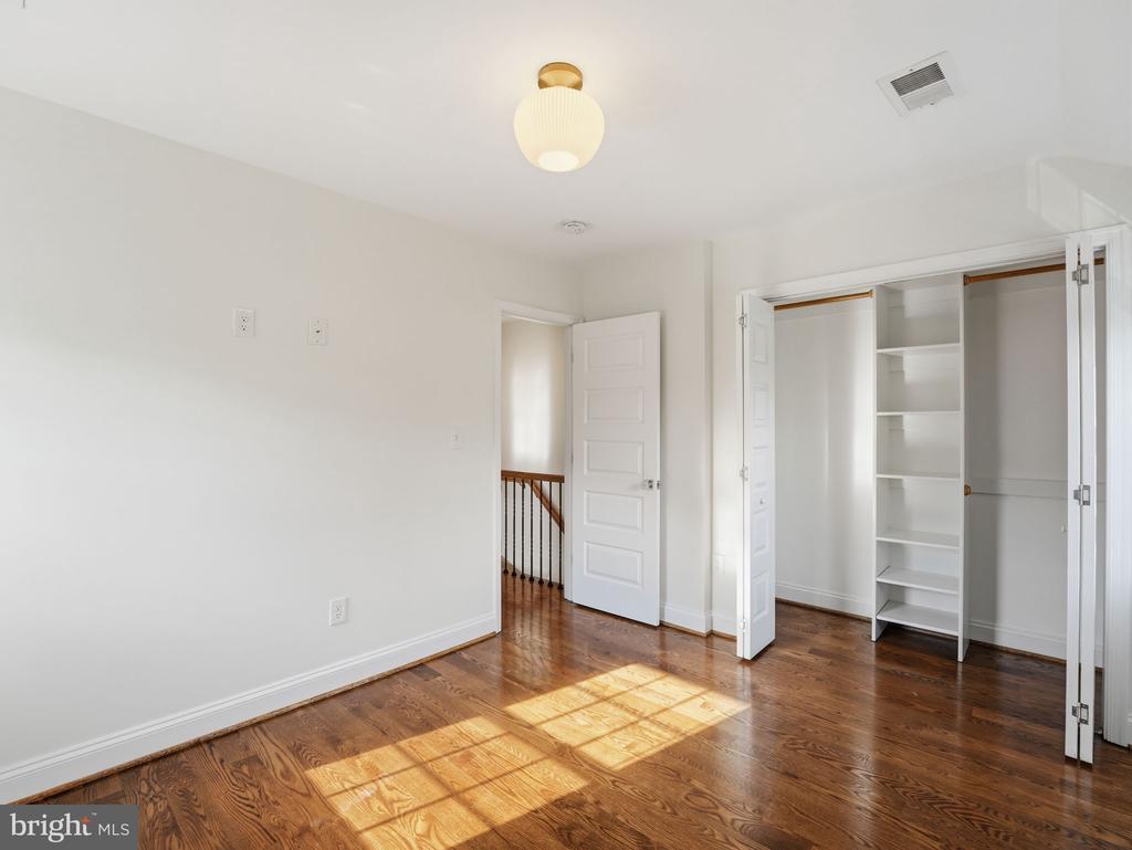 102 E HOWELL AVENUE