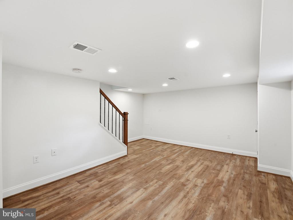 102 E HOWELL AVENUE