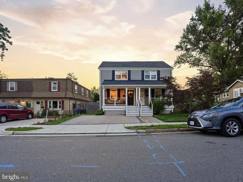 102 E HOWELL AVENUE