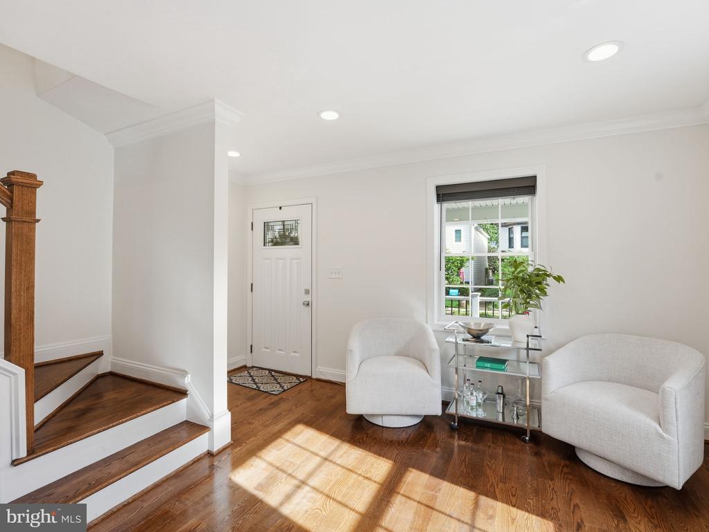 102 E HOWELL AVENUE