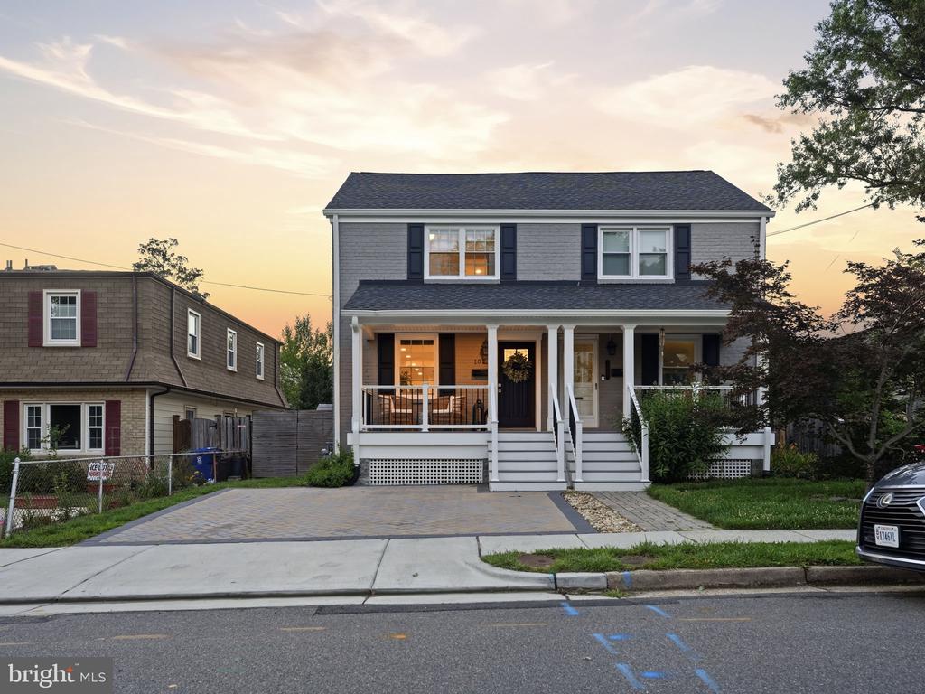 102 E HOWELL AVENUE