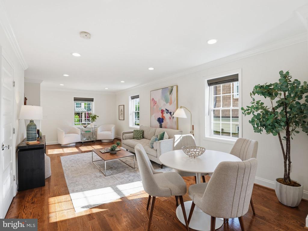102 E HOWELL AVENUE