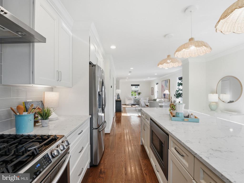 102 E HOWELL AVENUE