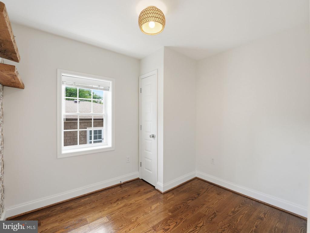 102 E HOWELL AVENUE