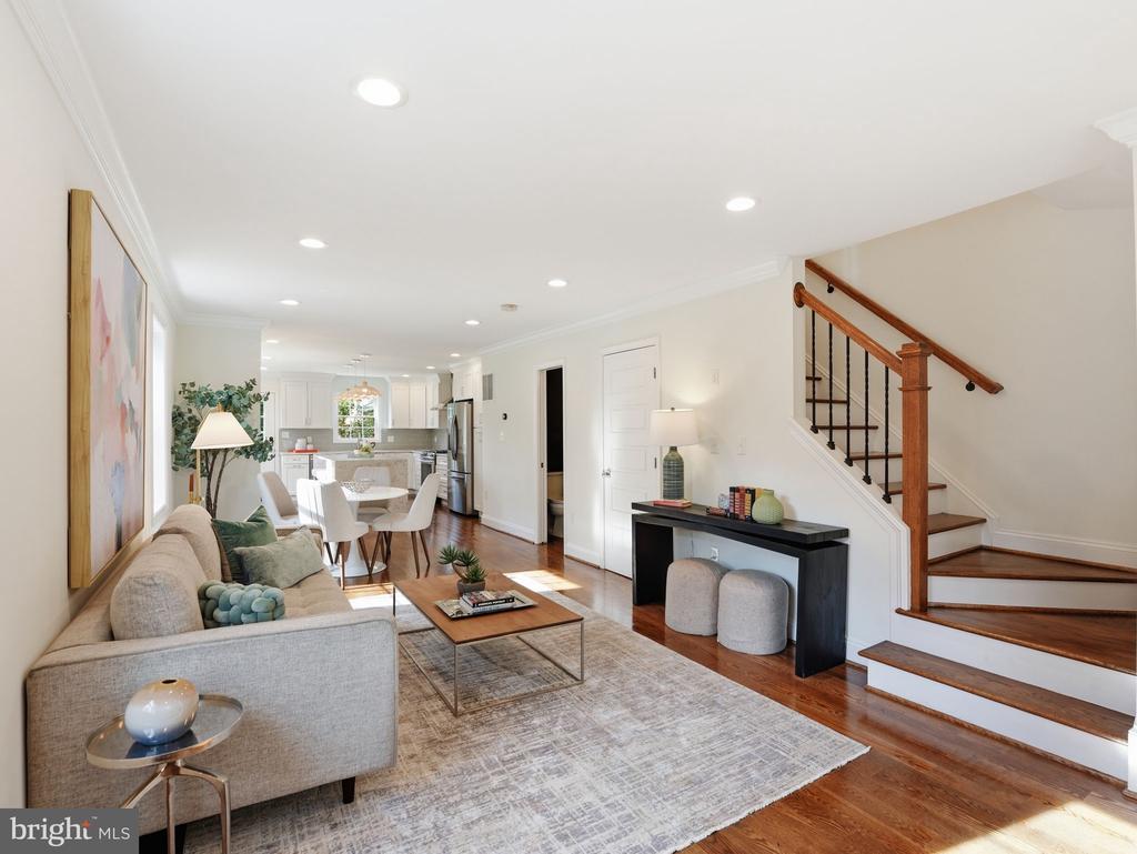 102 E HOWELL AVENUE
