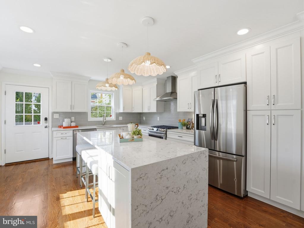102 E HOWELL AVENUE