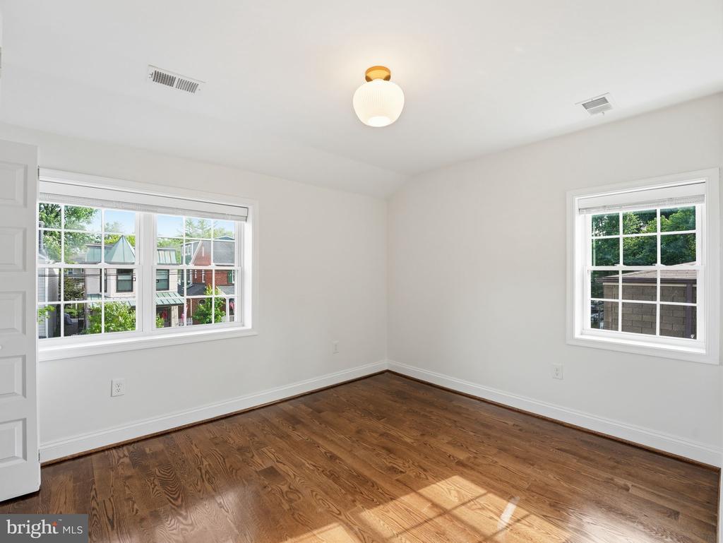 102 E HOWELL AVENUE